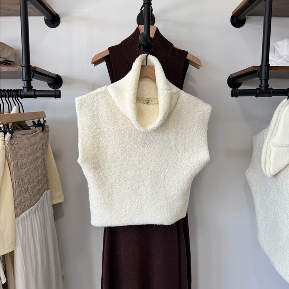 Et Clet Cream/Ivory Sleeveless Turtleneck Sweater - Picture 5 of 6